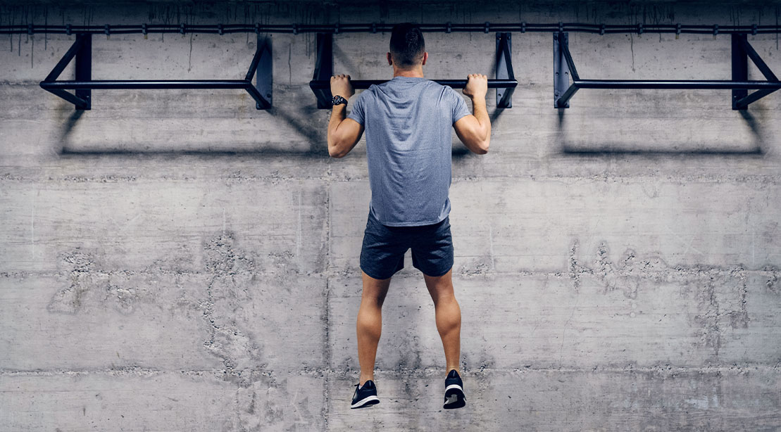 Fit Man performing a switch grip pull up